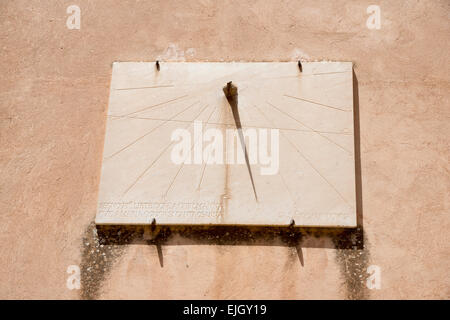 Una meridiana sulla parete della chiesa di Cefalù Piazza del Duomo la Sicilia Foto Stock
