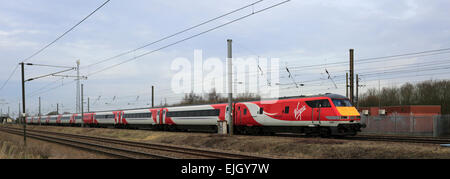 82200 treni del Virgin società operativa, 82 classe alta velocità del treno elettrico, East Coast Main Line Railway, Peterborough, Cambridge Foto Stock