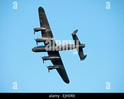 British Avro Lancaster Bomber KCA - città di Lincoln - in volo sopra Dawlish Foto Stock