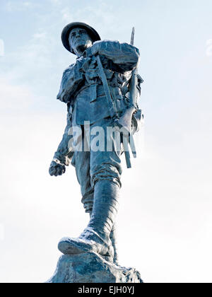 Statua di un soldato, con luce a copertura di neve, situato al di fuori della Cornovaglia Regimental Museum in Bodmin. Foto Stock