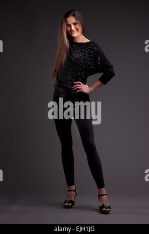 Un dai lunghi capelli belli e sicuri di sé che pongono la donna Foto Stock