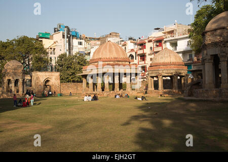 Hauz Khas Village India Asia tre padiglioni all'interno del recinto della tomba con una piccola Chhatri in primo piano Foto Stock