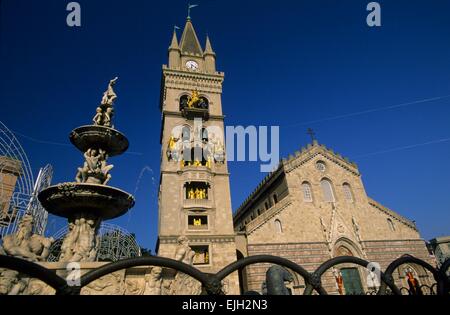 L'Italia, Sicilia, Messina Città, posto in Piazza del Duomo, la Fontana Fontana di Orione e Duomo con orologio astronomico torre// Itali Foto Stock