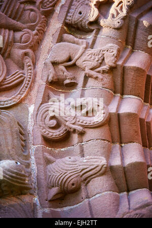 Norman rilievo romanico di sculture di draghi e creature mitiche. St Mary & St David Chiesa, Kilpeck Hereford, Inghilterra Foto Stock