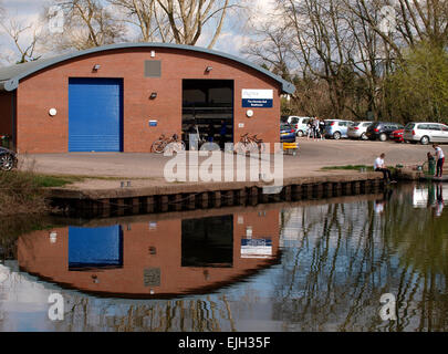 Nicholas Bull Boathouse è sede dell'Università di Exeter Rowing Club, Exeter Canal, Devon, Regno Unito Foto Stock