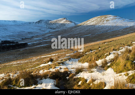 Parzialmente coperte di neve piste di montagna nel Parco Nazionale di Brecon Beacons, Galles del Sud Foto Stock