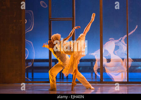 Ballerino cubano Javier Torres e ballerino canadese Dreda soffia dalla Northern Ballet eseguire una scena durante le prove tecniche di Il grande Gatsby" a: Sadler's Wells Theatre, Londra. Foto Stock