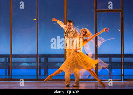 Ballerino cubano Javier Torres e ballerino canadese Dreda soffia dalla Northern Ballet eseguire una scena durante le prove tecniche di Il grande Gatsby" a: Sadler's Wells Theatre, Londra. Foto Stock