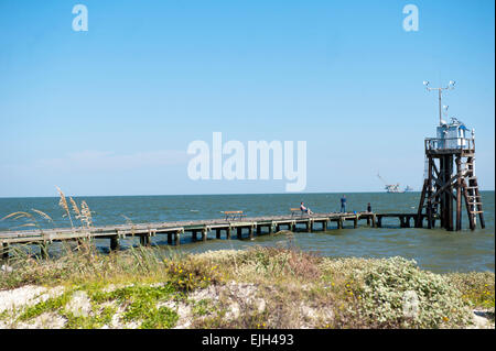 Passeggiate e pesca del molo lungo il litorale su Dauphin Island Alabama Foto Stock