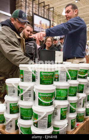 Troy, Michigan - la gente compra secchi di punto di cava le munizioni in vendita presso il campo & vapore all'aperto store. Foto Stock