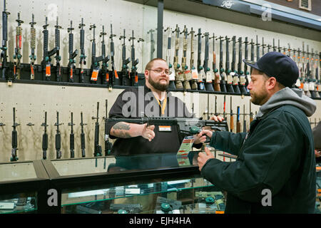 Troy, Michigan - armi da fuoco in vendita presso il campo & vapore all'aperto store. Foto Stock