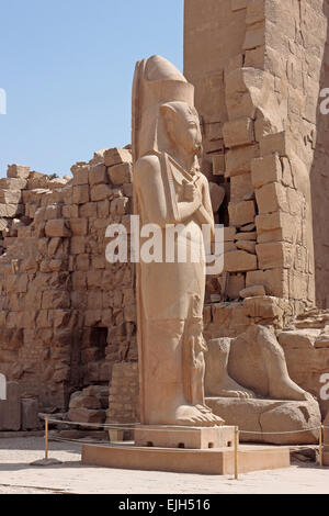 Statua di Ramses II nel tempio di Karnak Foto Stock