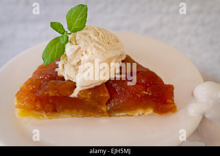 Apple-Tarte tatin con gelato alla vaniglia (uovo-free) Foto Stock