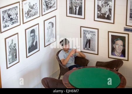 (150327) -- PORTO FELIZ, Marzo 27, 2015 (Xinhua) -- giovane giocatore Chen Guoliang utilizza il suo cellulare dopo la formazione presso il lounge di Luneng Brasile centro sportivo in Porto Feliz, Brasile, 25 marzo 2015. Come una pietra miliare della Cina Shandong Luneng Football Club della gioventù del progetto di formazione, Luneng Brasile centro sportivo aperto a metà luglio del 2014. 160.000 mq di centro sportivo situato a circa 100 chilometri al di fuori del Brasile è la più grande città di Sao Paulo, ha cinque piazzole standard e due campi di calcetto. Essa può ospitare 190 persone e include il player appartamenti, un ristorante, palestra, terapia fisica camera, ac Foto Stock