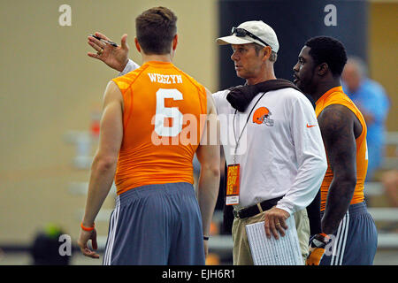 Marzo 25, 2015: Mike Hagen con il Cleveland Browns, Marlin Lane, e Mike Wegzyn durante la NFL Pro giorno presso la University of Tennesse Mercoledì, 25 marzo 2015 a Knoxville, in Tennessee Foto Stock