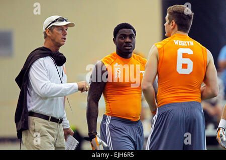 Marzo 25, 2015: Mike Hagen con il Cleveland Browns, Marlin Lane, e Mike Wegzyn durante la NFL Pro giorno presso la University of Tennesse Mercoledì, 25 marzo 2015 a Knoxville, in Tennessee Foto Stock