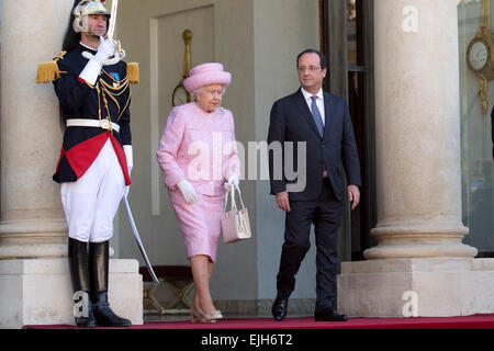 Parigi, Francia. 05 Giugno, 2014. La regina Elisabetta II arriva a partecipare a un incontro con il Presidente francese Francois Hollande all'Elysee Palazzo Presidenziale. © Nicolas Kovarik/Pacific Press/Alamy Live News Foto Stock