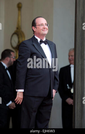 Parigi, Francia. Il 6 giugno, 2014. Il Presidente francese Francois Hollande attende l arrivo della Regina Elisabetta II per una cena di stato a Elysee Palace. © Nicolas Kovarik/Pacific Press/Alamy Live News Foto Stock