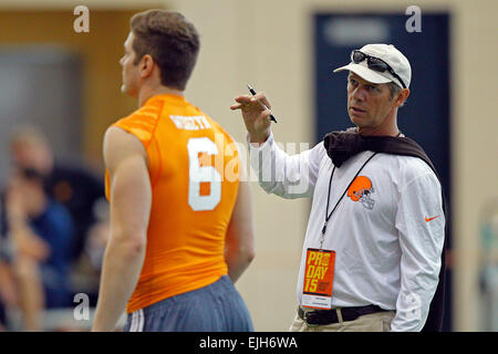 Marzo 25, 2015: Mike Hagen con il Cleveland Browns e Mike Wezgyn durante la NFL Pro giorno presso la University of Tennesse Mercoledì, 25 marzo 2015 a Knoxville, in Tennessee Foto Stock