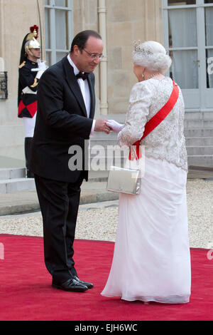 Parigi, Francia. Il 6 giugno, 2014. Il Presidente francese Francois Hollande accoglie favorevolmente la Regina Elisabetta II al suo arrivo per una cena di stato a Elysee Palace. © Nicolas Kovarik/Pacific Press/Alamy Live News Foto Stock