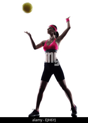 Una donna beach volley player in silhouette silhouette studio isolato su sfondo bianco Foto Stock