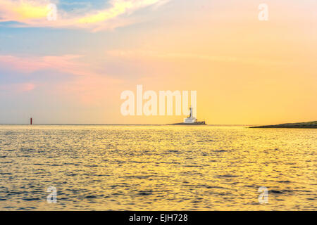 Faro nel mare in tempesta, Porer Rt Kamenjak Istra Croazia. Questa immagine fare tecnica HDR Foto Stock