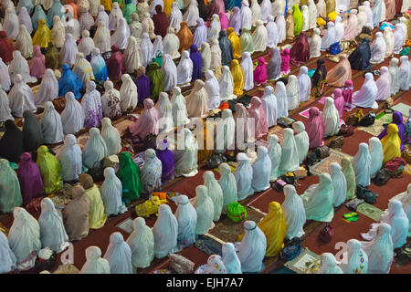 Pellegrini in preghiera nella Moschea Istiqlal durante il Ramadan, Jakarta, Indonesia Foto Stock