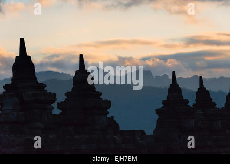 Il Borobudur al crepuscolo, sito Patrimonio Mondiale dell'UNESCO, Magelang, Giava centrale, Indonesia Foto Stock