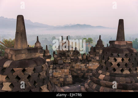 Il Borobudur all'alba, sito Patrimonio Mondiale dell'UNESCO, Magelang, Giava centrale, Indonesia Foto Stock