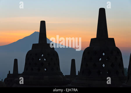 Il Borobudur all'alba, sito Patrimonio Mondiale dell'UNESCO, Magelang, Giava centrale, Indonesia Foto Stock