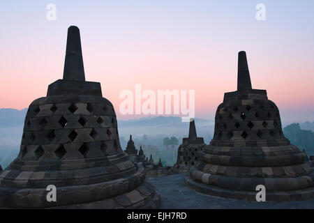 Il Borobudur all'alba, sito Patrimonio Mondiale dell'UNESCO, Magelang, Giava centrale, Indonesia Foto Stock