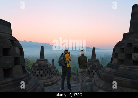 Tourist fotografare il Borobudur all'alba, sito Patrimonio Mondiale dell'UNESCO, Magelang, Giava centrale, Indonesia Foto Stock