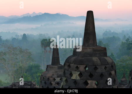 Il Borobudur all'alba, sito Patrimonio Mondiale dell'UNESCO, Magelang, Giava centrale, Indonesia Foto Stock