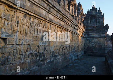 Il Borobudur all'alba, sito Patrimonio Mondiale dell'UNESCO, Magelang, Giava centrale, Indonesia Foto Stock