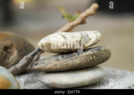 Pietre impilate in una simulazione di un giardino giapponese Foto Stock