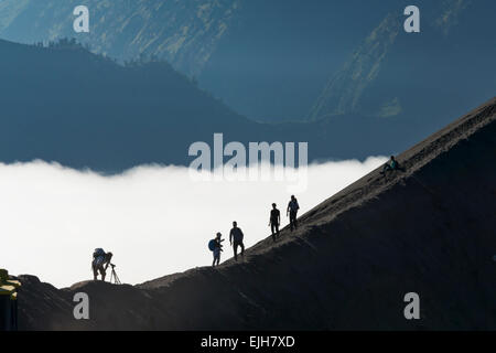 I turisti escursionismo sul bordo del monte Tengger cratere, Bromo Tengger Semeru National Park, East Java, Indonesia Foto Stock