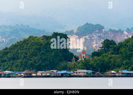 Stilt case di villaggio Enggros in Yotefa Bay, Jayapura, Papua, Indonesia Foto Stock