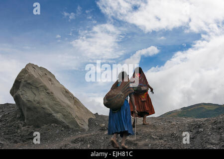 Dani donna che trasportano noken, (un annodato net o sacchetto di tessuti fatti a mano da fibra di legno o foglie dalle comunità in Papua e Papua Occidentale Foto Stock