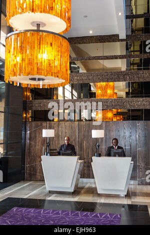 Johannesburg Sud Africa, Rosebank, Hyatt Regency, hotel, hall, interni, arredamento, concierge, uomo nero uomini maschio, dipendenti lavoratori dipendenti lavoratori dipendenti personale di lavoro, Foto Stock