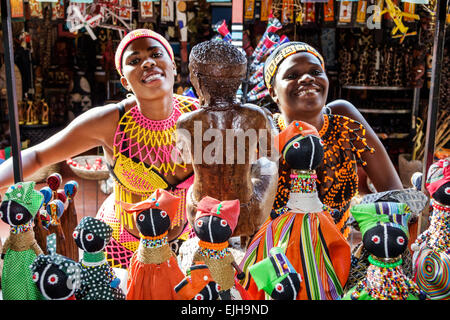 Johannesburg Sud Africa,Lesedi African Lodge & Cultural Village,Zulu,Xhosa,Pedi,Basotho,Ndebele,tribù,donne nere,artigianato artistico,esposizione Foto Stock