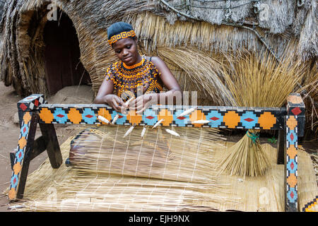 Johannesburg Sud Africa,Lesedi African Lodge & Cultural Village,Zulu,tribù,donne nere donne donne,abiti tradizionali regalia nativi, tribale Foto Stock