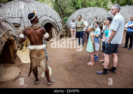 Johannesburg Sud Africa, Lesedi African Lodge & Cultural Village, Zulu, tribù, uomo nero maschio, abiti tradizionali regalia nativi, villa tribale Foto Stock