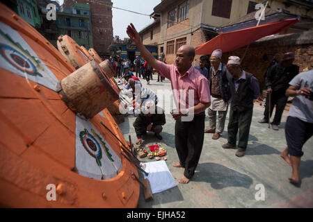 Lalitpur. 27 Mar, 2015. Nepalese uomini indù speciali preghiere per la nuova costruzione ruota del Rato Machhindranath carro in Lalitpur, Nepal, Marzo 26. Le quattro ruote del Rato Machhindranath carro sono cambiati una volta in ogni dodici anni. Rato Machhindranath è noto come il dio della pioggia ed entrambi gli induisti e buddisti culto Machhindranath per buona pioggia per prevenire la siccità durante il raccolto di riso stagione. © Pratap Thapa/Xinhua/Alamy Live News Foto Stock