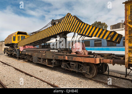 Vecchia ferrovia gru sorge su rotaie Foto Stock