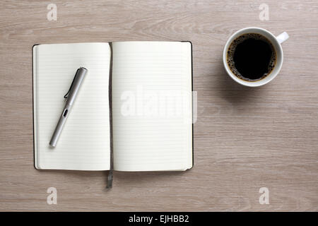 Libro aperto sulla scrivania in ufficio Foto Stock