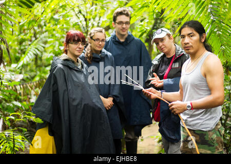 Naturalista Guid locale con un gruppo di turisti in Cuyabeno Riserva Faunistica Ecuador Foto Stock