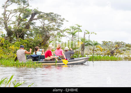 I turisti la pesca leggendario pesce Piranha in Amazzonia ecuadoriana giungla primaria Foto Stock