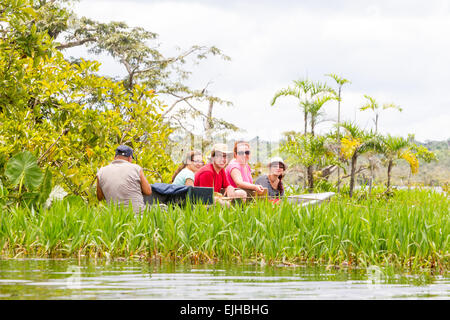 I turisti la pesca leggendario pesce Piranha in Amazzonia ecuadoriana giungla primaria Foto Stock