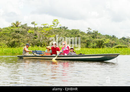 I turisti la pesca leggendario pesce Piranha in Amazzonia ecuadoriana giungla primaria Foto Stock