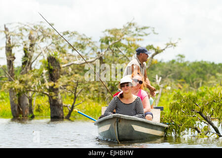 I turisti la pesca leggendario pesce Piranha in Amazzonia ecuadoriana giungla primaria Foto Stock